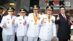 Gubernur-Wagub Sumsel, Herman Deru dan Mawardi Yahya, Mendagri Tjahjo Kumolo serta Gubernur-Wagub Kaltim Isran Noor dan Hadi Mulyadi mengangkat jempol saat mendatangi Gedung KPK, Jakarta, Senin (1/10). (Merdeka.com/Dwi Narwoko)