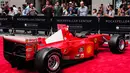 Pengunjung melihat mobil mantan pembalap Ferrari F1 dari Jerman, Michael Schumacher saat dipamerkan di perayaan ulang tahun Ferrari ke-70 di Rockefeller Plaza, New York, AS (8/10). (AFP Photo/Jewel Samad)