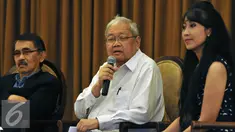 Guru Besar Psikologi UI, Prof. Sarlito Wirawan Sarwono (tengah) memberikan keterangan pers terkait kasus Jessica Wongso, Jakarta, Selasa (20/9). Menurut Sarlito, pengacara Jessica hanya ingin mengadu domba para saksi ahli. (Liputan6.com/Johan Tallo) 