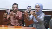 Orangtua Cicih memperlihatkan foto Cicih saat berkunjung ke Kantor BNP2TKI, Jakarta (6/5/2015). Cicih terancam hukuman mati di Uni Emirat Arab karena diduga telah membunuh anak majikannya. (Liputan6.com/Johan Tallo)