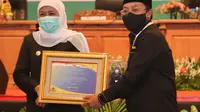 Wali Kota Malang Sutiaji menerima piagam dan plakat penghargaan opini WTP dari Menteri Keuangan Republik Indonesia yang diserahkan oleh  Gubernur Jawa Timur, Khofifah Indar Parawansa.