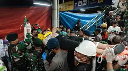 Tim gabungan berupaya mengevakuasi salah satu korban kecelakaan Kereta Api Jarak Jauh (KAJJ) Argo Bromo Anggrek dengan Kereta Rel Listrik (KRL) Commuter Line di stasiun Bekasi Timur, Bekasi, Jawa Barat pada Selasa 28 April 2026. (Yasuyoshi Chiba/AFP)