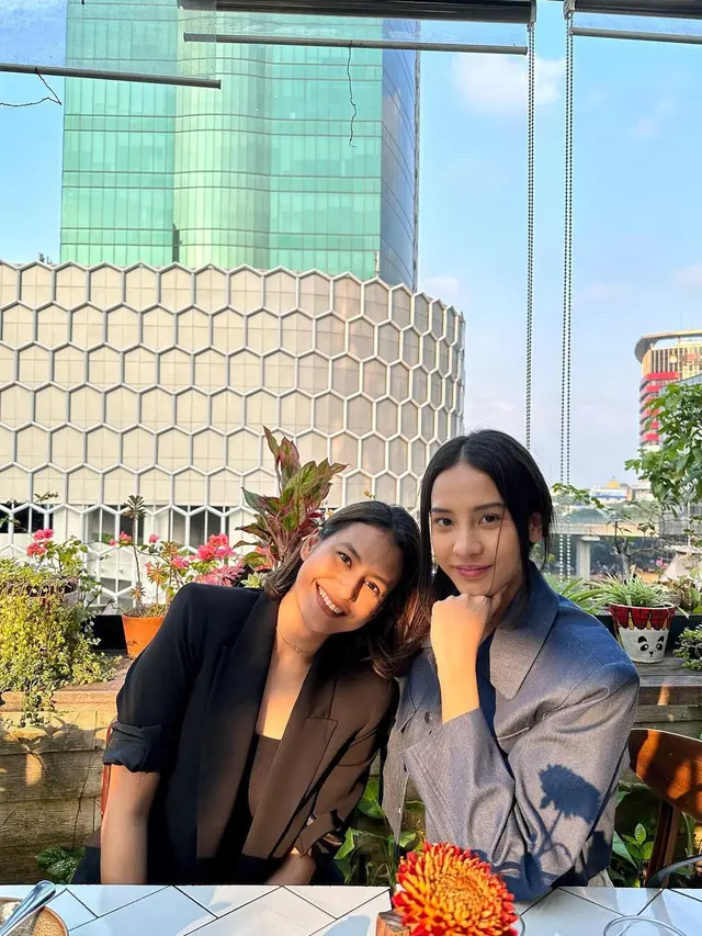 7 Potret Kompak Raihaanun dan Anya Geraldine, Adu Akting di Layangan Putus The Movie