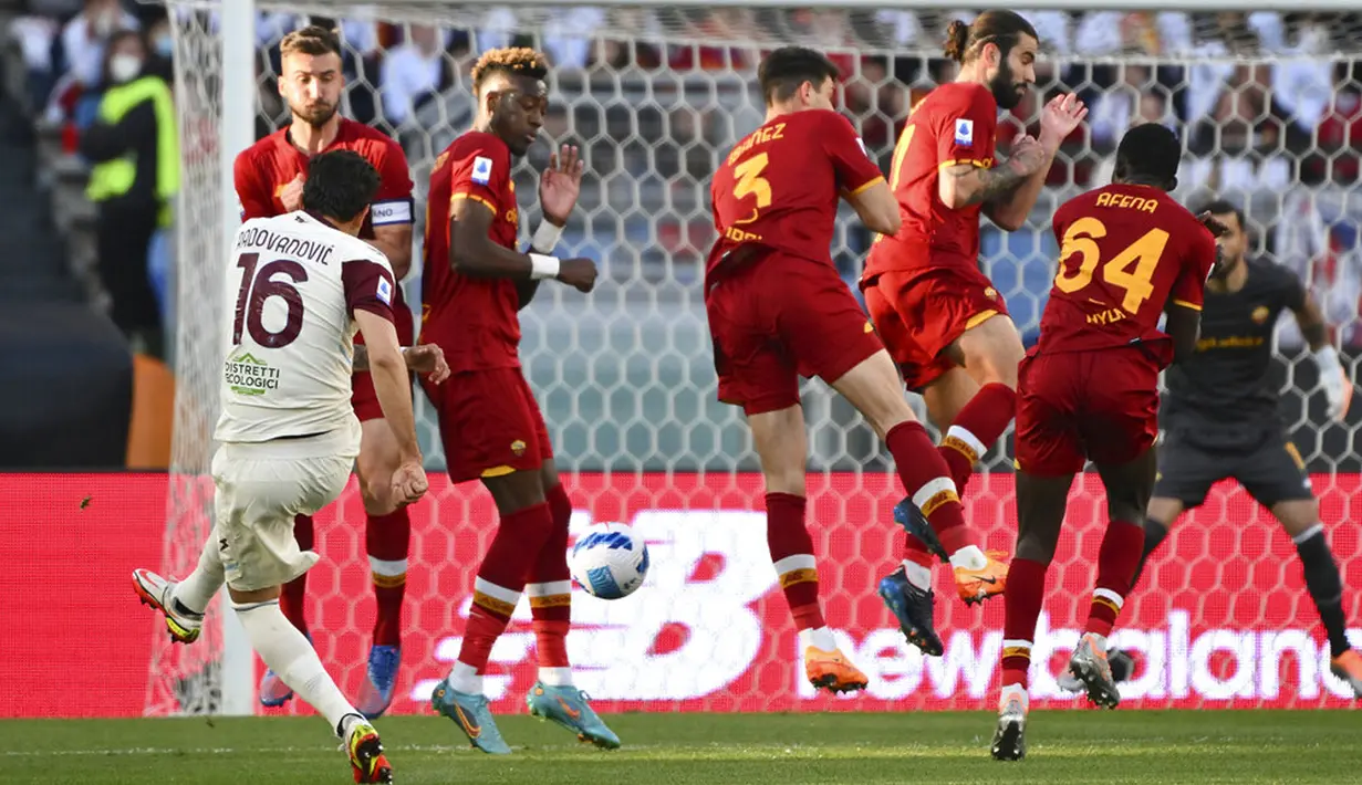 Pemain Salernitana Ivan Radovanovic mencetak gol ke gawang AS Roma pada pertandingan sepak bola Serie A di Olympic Stadium, Roma, Italia, 10 April 2022. AS Roma menang dramatis 2-1. (Alfredo Falcone/LaPresse via AP)