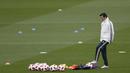 Pelatih anyar Real Madrid, Santiago Solari, memainkan bola saat memimpin sesi latihan di Valdebebas, Madrid, Selasa (30/10/2018). Santiago Solari menjadi pelatih Real Madrid menggantikan Julen Lopetegui yang dipecat. (AP/Manu Fernandez)