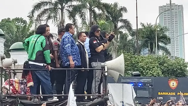 Pimpinan DPR langsung turun ke tempat para pengemudi ojek daring berdemo sebagai bentuk respon
