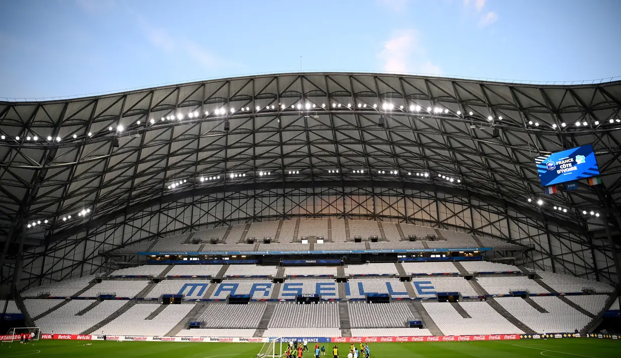 Para pemain Prancis mengikuti sesi latihan di Stadion Velodrome di Marseille, Prancis selatan (24/3/2022). Prancis akan bertanding melawan Pantai Gading pada pertandingan persahabatan. (AFP/Franck Fife)
