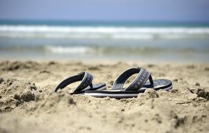 Ilustrasi sandal gunung. (Gambar oleh Peggychoucair dari Pixabay)