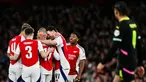 Oleksandr Zinchenko (tengah) merayakan dengan rekan setimnya setelah mencetak gol pertama untuk Arsenal pada pertandingan leg kedua 16 besar Liga Champions 2024/2025 melawan PSV Eindhoven yang digelar di Emirates Stadium, London, pada 12 Maret 2025 waktu setempat atau Kamis (13/3/2025) dini hari WIB. (Glyn KIRK/AFP)