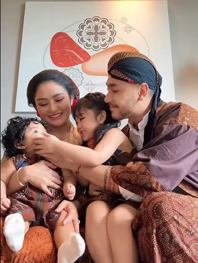 Model Baju Adat Jawa di Pemotretan Keluarga Siti Badriah (Instagram/@krissitifam)