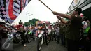 Kepala BNN, Komjen Budi Waseso mengibarkan bendera tanda start dimulainya acara Indonesia Offroad Expedition (IOX) Jogja-Bali 2016 di Pagelaran Keraton Yogyakarta, Sabtu (13/2). (Foto : Boy Harjanto)