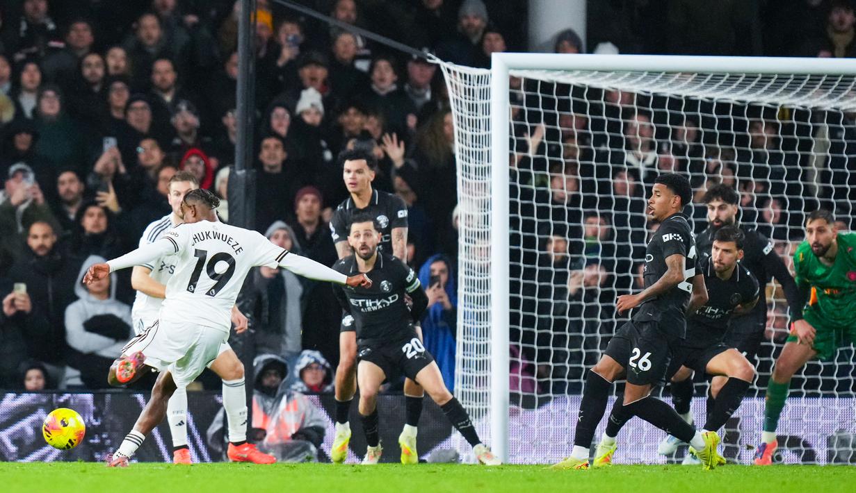 Pertandingan ini berlangsung sengit sejak kick-off dan ditutup dengan serangan gencar tuan rumah menjelang akhir laga. (Bradley Collyer/PA via AP)