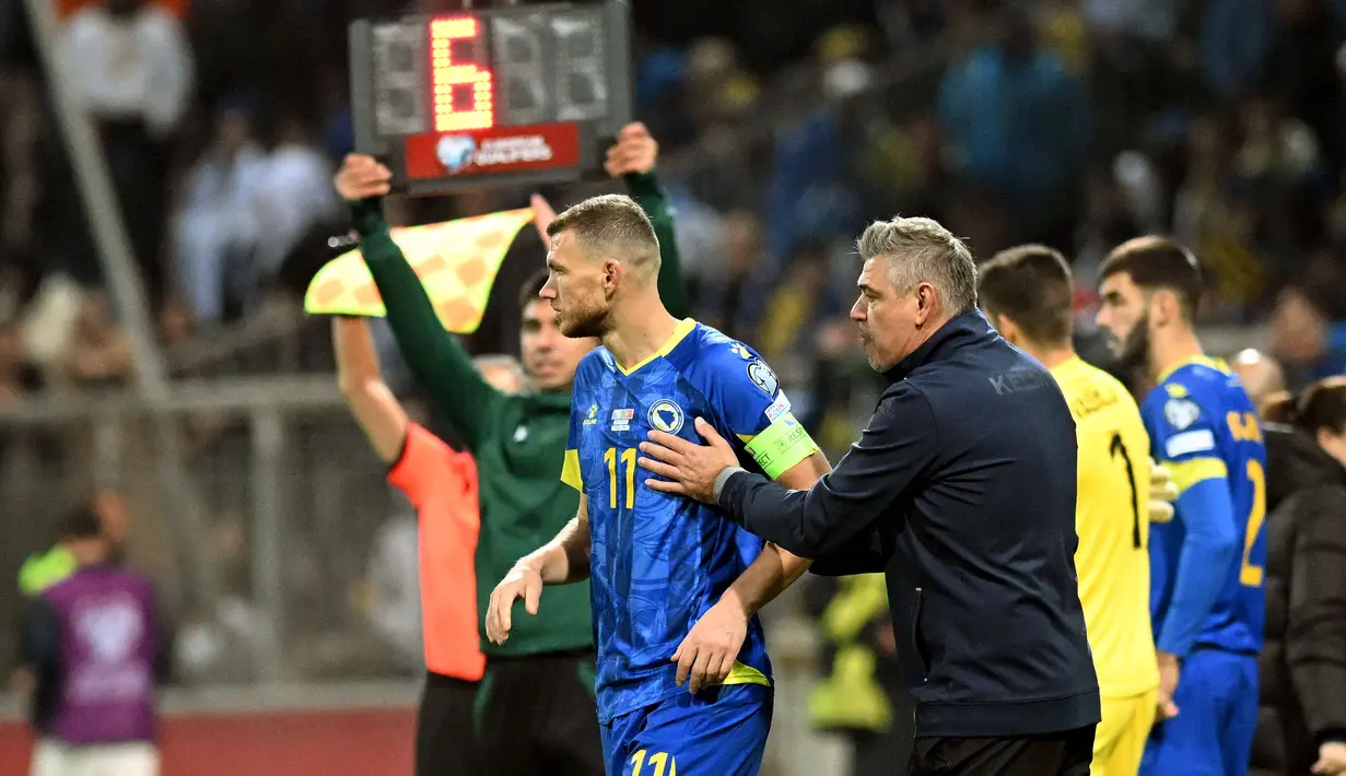 Pelatih Bosnia Herzegovina, Savo Milosevic (kanan) memberi instruksi kepada pemainnya, Edin Dzeko menjelang dimulainya babak kedua saat menghadapi Portugal pada laga lanjutan Grup J Kualifikasi Euro 2024 di Stadion Bellino Polje, Selasa (17/10/2023) dini hari WIB. (AFP/Elvis Barukcic)