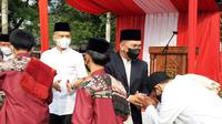 Kapolda Metro Jaya, Irjen Pol Fadil Imran bersama keluarga menunaikan salat IdulFitri di Stadion Presisi, Polda Metro Jaya, Senin (2/5/2022).