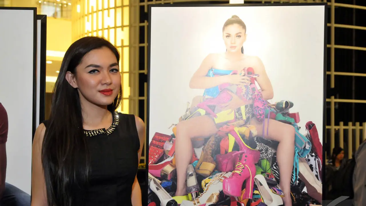 Gaya Narsis Selebriti Di Samping Foto Sendiri