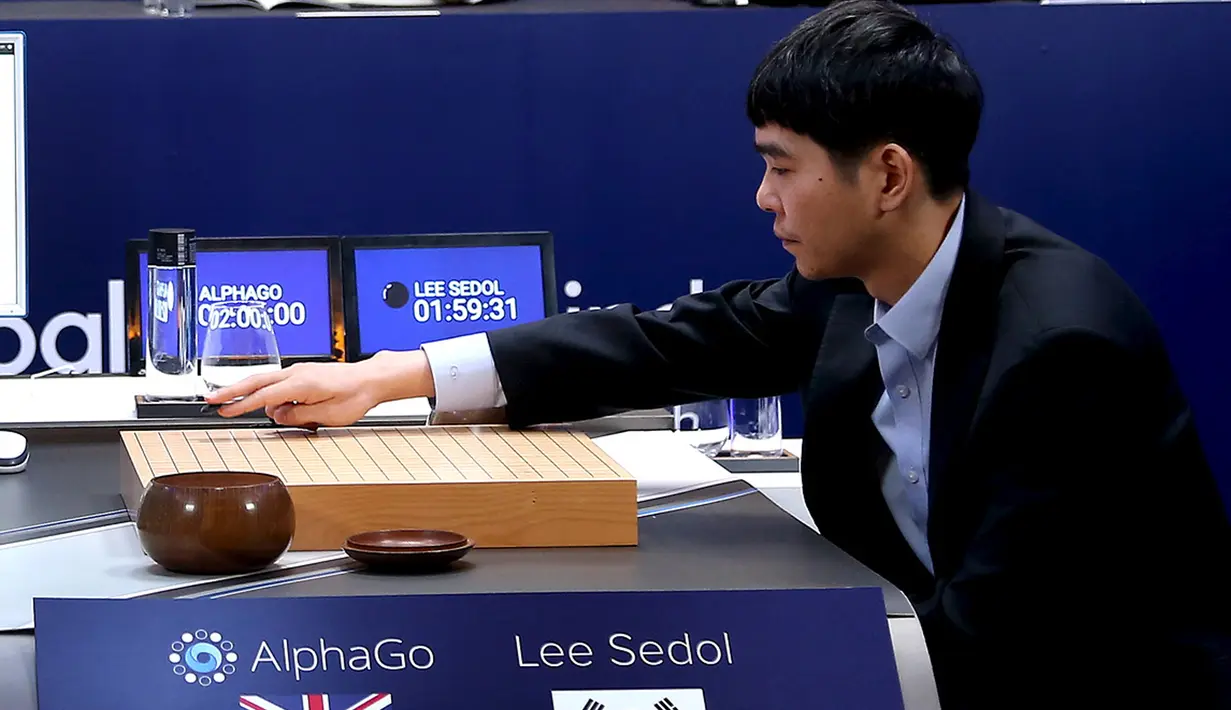 Pemain Go profesional, Lee Sedol saat meletakkan batu pertama saat melawan AlphaGo pada pertandingan ketiga di Seoul , Korea Selatan, (12/3). AlphaGo merupakan program kecerdasan buatan yang diciptakan Google. (REUTERS / Google / Yonhap)