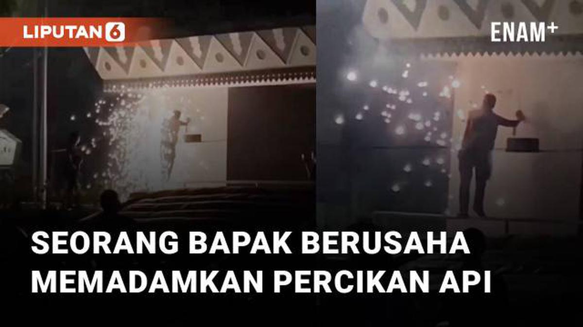 VIDEO: Muncul Percikan Api di Pendopo Alun Alun, Seorang Bapak Berusaha ...