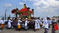 Melasti adalah festival penyucian yang diadakan beberapa hari sebelum "Nyepi", hari hening.  (AFP/SONNY TUMBELAKA)