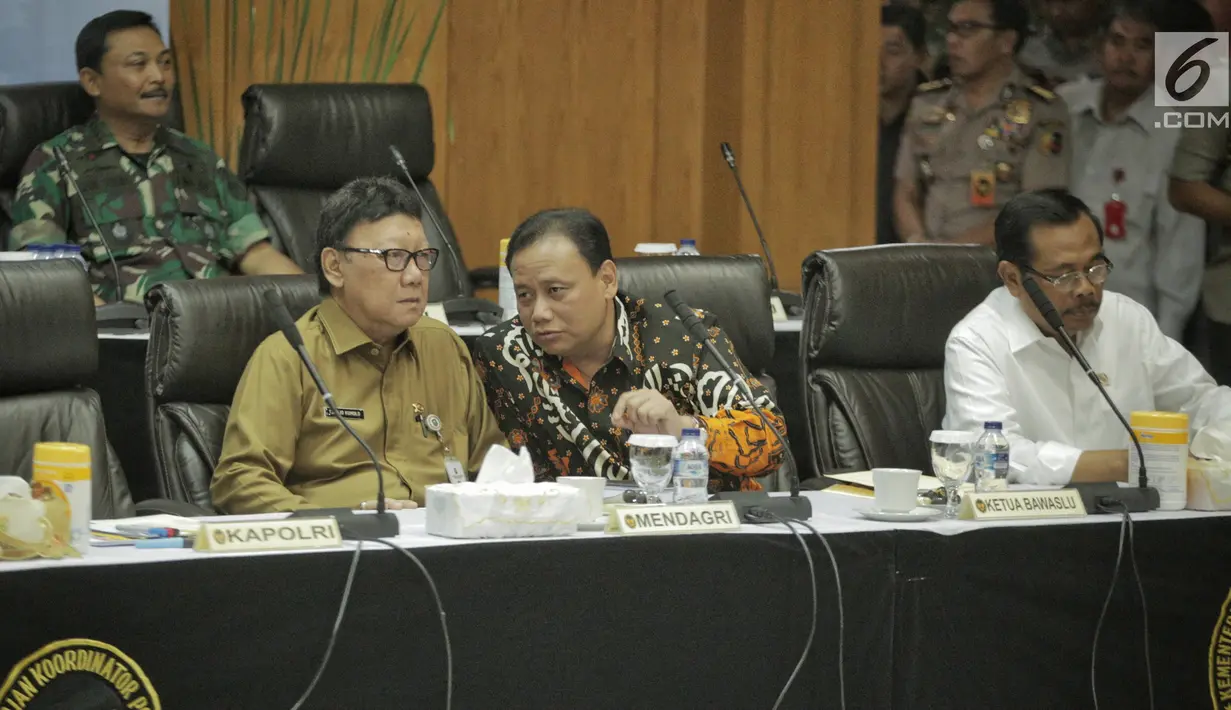 Mendagri Tjahjo Kumolo, Ketua Bawaslu Abhan dan Jaksa Agung M Prasetyo menghadiri rapat koordinasi di Kantor Kemenko Polhukam, Jakarta, Senin (15/4). Rapat tersebut membahas mengenai kesiapan akhir pengamanan tahapan pemungutan dan perhitungan suara pemilu serentak 2019. (Liputan6.com/Faizal Fanani)