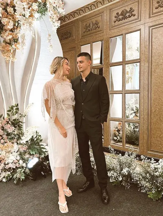 Kondangan bareng, Natasha dan Ciccio tampil serasi dengan outfit formal nuansa monokrom.  (Instagram/ciomanassero).
