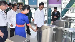 Presiden Joko Widodo melewati pintu masuk  yang berada di kawasan Bandar Udara Kualanamu, Medan (3/3). Kereta ARS ini adalah kereta pertama yang mempelopori secara efektif dari pusat kota menuju bandar udaranya secara efektif. (Setpres/Agus Suparto)