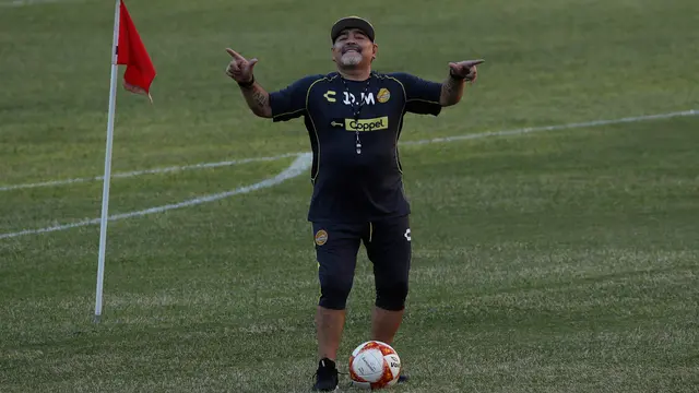 Gaya Diego Maradona Saat Latih Klub Divisi 2 Meksiko