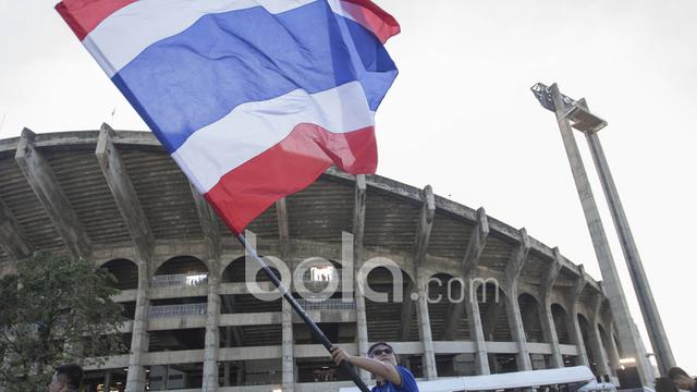 <span>Fans Thailand mengibarkan bendera negaranya siap meramaikan laga final leg kedua Piala AFF 2016 di Stadion Rajamangala, Thailand. (Bola.com/Vitalis Yogi Trisna)</span>