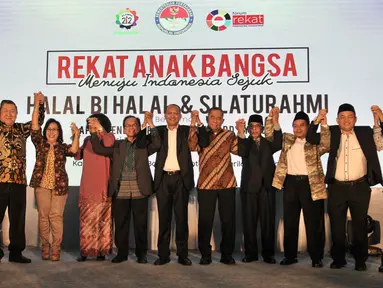 Menteri Pertahanan Ryamizard Ryacudu (lima kanan) foto bersama sejumlah tokoh saling bergenggam tangan saat Silaturahmi dan Halalbihalal bersama Presidium Alumni 212 di Hotel Sangri-la, Jakarta, Kamis (27/6/2019). (merdeka.com/Iqbal Nugroho)