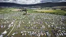 Foto udara menunjukkan pemandangan saat pertemuan dunia ke-24 pecinta mobil klasik Citroen 2CV di pedesaan Swiss. (GABRIEL MONNET/AFP)