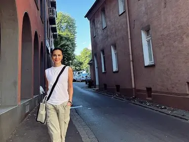 Jalan-jalan dalam balutan busana simple namun chic, Sophia Latjuba pamerkan senyuman manis di Jerman. Di salah satu foto yang ia unggah, ia menuliskan caption 'Home'. (instagram.com/sophia_latjuba88)