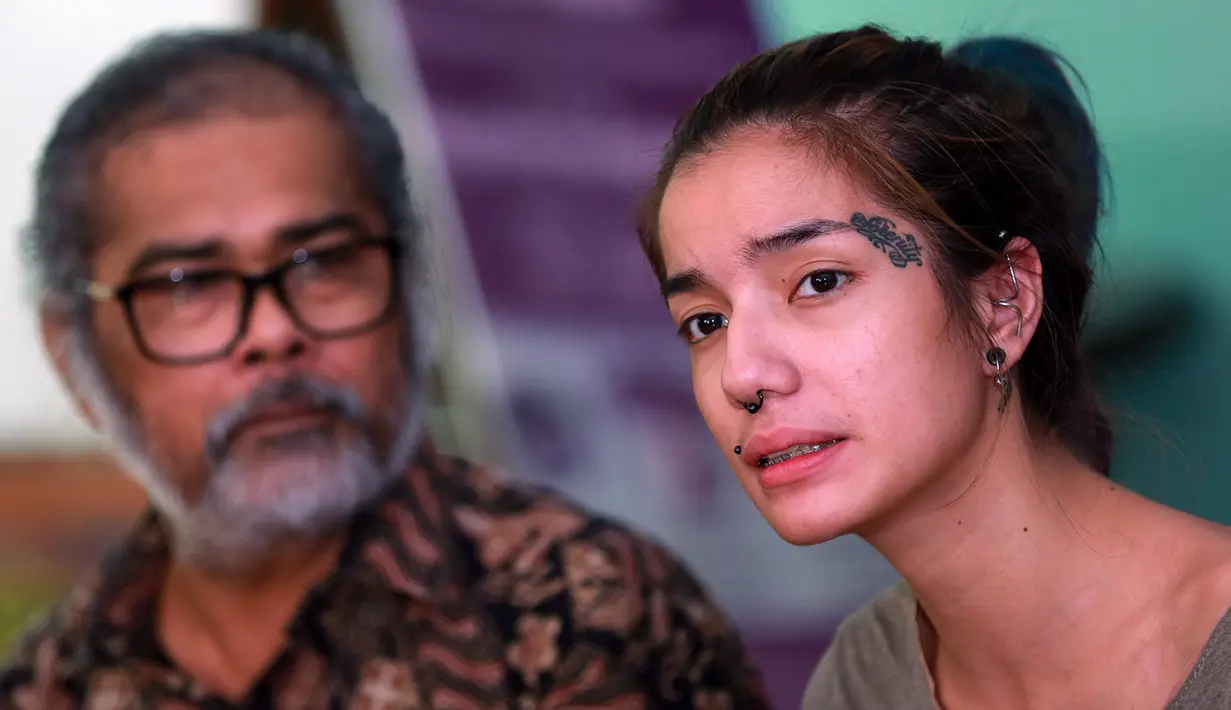 "Saya gak pernah minta, saya selalu usaha sendiri. Saya hanya ingin jadi istri yang baik yang selalu support suami dan jadi ibu yang baik buat anak-anak," tutur perempuan 26 tahun. (Deki Prayoga/Bintang.com)