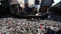 Sampah plastik yang menggunung di kali kawasan Tanah Abang, Jakarta, Kamis (5/1). Jumlah penduduk miskin hingga September tahun lalu turun menjadi 27,76 juta orang dibandingkan dengan Maret 2016 sebanyak 28,01 juta orang. (Liputan6.com/Angga Yuniar)