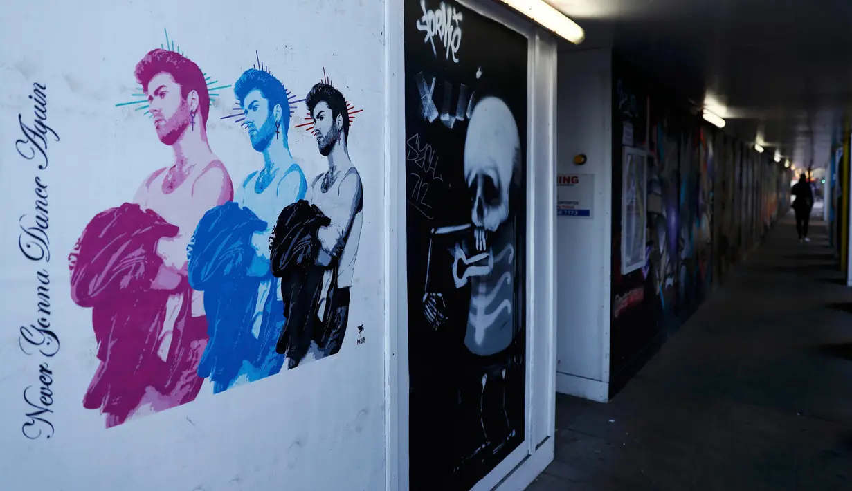 Seniman jalanan Pegasus menciptakan mural bergambar musisi asal Inggris, George Michael, di London, 29 Desember 2016. Gambar itu menampilkan George Michael mencengkram jaket dan terdapat tulisan 'Never Gonna Dancer Again'. (REUTERS/Stefan Wermuth)