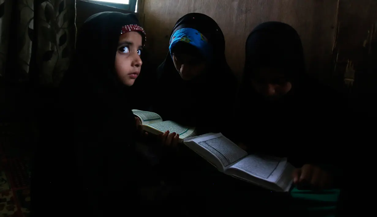 Anak-anak Muslim Kashmir menghadiri kelas membaca Alquran pada bulan ramadan di Srinagar, Kashmir yang dikuasai India, 7 Mei 2019. Saat ini umat Islam di seluruh dunia sedang menjalankan ibadah di bulan Ramadan dengan menahan lapar, haus, dan hawa nafsu mulai fajar hingga senja. (AP/Mukhtar Khan)