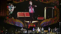 Vokalis Rolling Stones Mick Jagger saat beraksi di Ciudad Deportiva de la Habana, Kuba, 25 Maret 2016. Konser yang mendatangkan band rock and roll ini tidak dipungut biaya atau gratis. (REUTERS / Enrique de la Osa)
