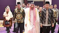Presiden Jokowi dan Raja Salman saat tiba di ruang pertemuan Hotel Raffles, Kuningan, Jakarta, Jumat (3/3). Raja Salman ditemani Jokowi akan berdialog dengan tokoh lintas agama di Indonesia). (Biro Pers Setpres/Laily Rachev)