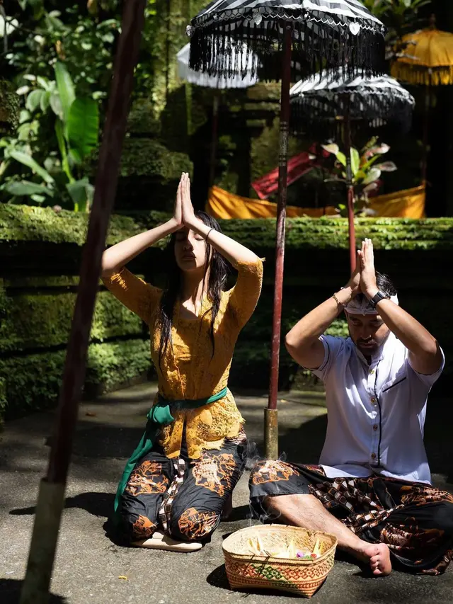 8 Gaya Anya Geraldine Berkebaya Kuning saat Jalani Ritual Melukat di Bali
