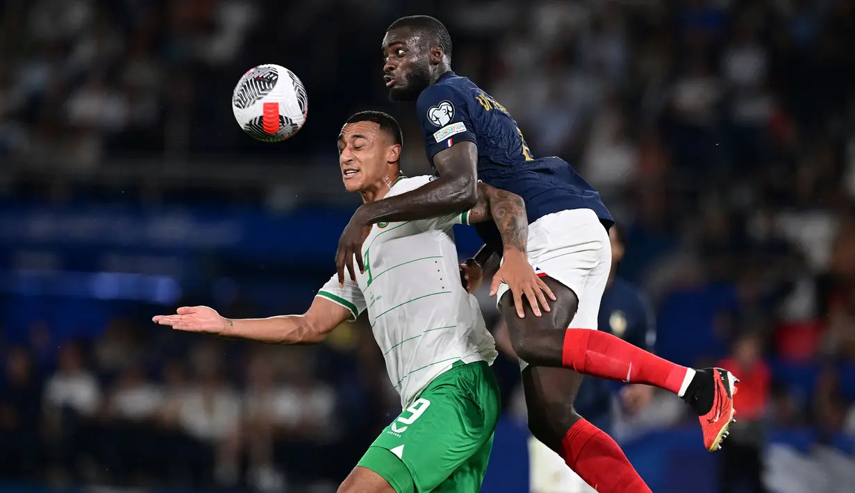 Bek Timnas Prancis, Dayot Upamecano (kanan) berduel udara dengan striker Republik Irlandia, Adam Idah pada laga Grup B Kualifikasi Euro 2024 di Parc des Princes Stadium, Paris, Jumat (8/9/2023) dini hari WIB. (AFP/Miguel Medina)