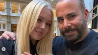 Tiffany Trump sedang memamerkan cincin pertunangannya saat bersama Samer Halimeh (dok.instagram/@samerhalimehny/https://www.instagram.com/p/CKPJOEzFqRd/Komarudin)