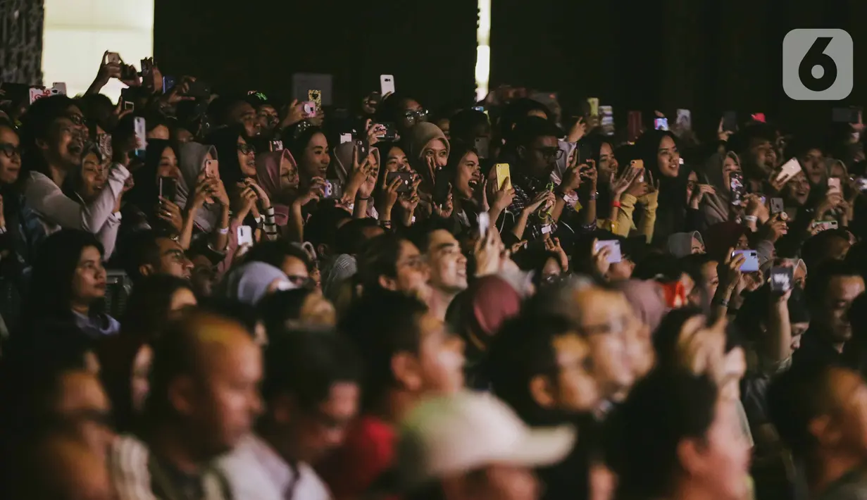 Sejumlah penonton menyaksikan konser 'A Night with Sheila on 7' di Gandaria City Hall, Jakarta, Kamis (6/12/2019). Dalam penampilannya mereka membawakan berbagai lagu andalan diantaranya lagu" Kita", "Dan", "Betapa", "Seberapa Pantas" serta "Sephia". (Liputan6.com/Faizal Fanani)