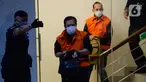 Ketua DPRD Muara Enim, Aries HB (depan) dan Plt Kepala Dinas PUPR Muara Enim, Ramlan Suryadi menuju ruang konferensi pers di Gedung KPK, Jakarta, Senin (27/4/2020). Aries HB dan Ramlan Suryadi adalah tersangka suap proyek di Dinas PUPR Kabupaten Muara Enim tahun 2019. (merdeka.com/Dwi Narwoko)