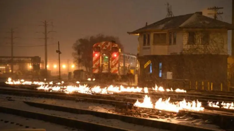 Chicago membakar rel kereta di tengah cuaca dingin ekstrem. (Metra)