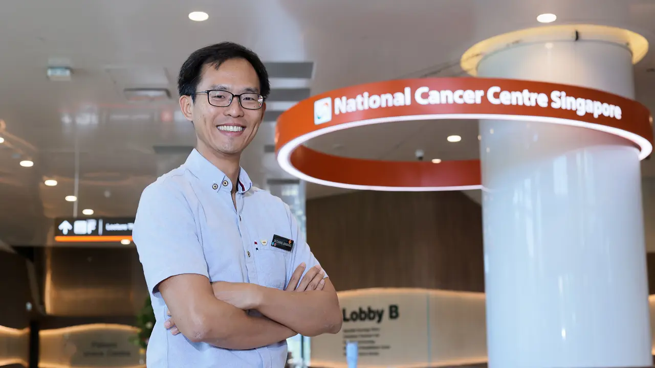 Dokter onkologi medik yang juga geneticist (ahli genetika) Chiang Jianbang dari National Cancer Centre Singapore (NCCS) berbicara tentang tes genetik pada kanker herediter. (Foto: Dok SingHealth)