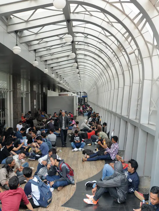 Sembari menunggu giliran, terlihat para peserta melatih kemampuan melawak tunggal di depan peserta lain. Hal-hal seperti berikut yang sering menimbulkan keseruan dan galak tawa. (Daniel Kampua/Bintang.com)