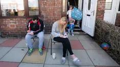 Para penduduk Dovercliff Road mengikuti permainan Bingo yang digelar oleh David Walsh saat anggota masyarakat mencari berbagai cara untuk menghibur diri dengan tetap mematuhi pedoman pemerintah dan menerapkan jaga jarak sosial di Liverpool, Inggris, pada 2 Mei 2020. (Xinhua/Jon Super)