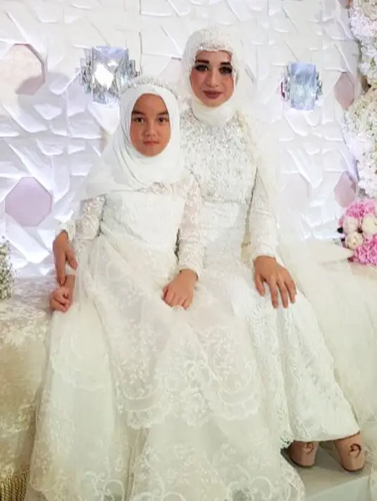 Artis Laudya Cynthia Bella duduk bersama anak Engku Emran, Engku Aleesya saat prosesi pernikahan. (instagram/officialhlive)