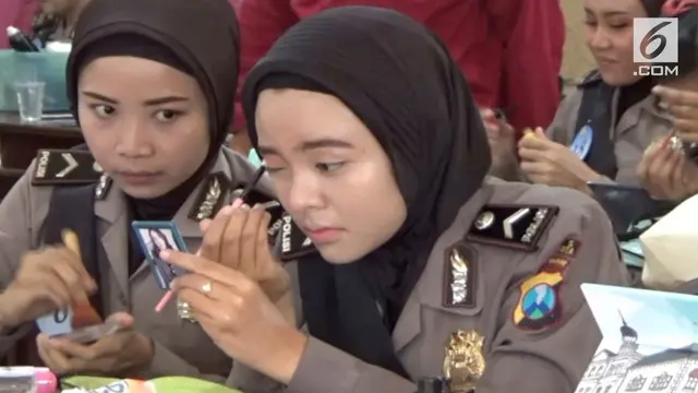 Sejumlah Polisi Wanita berkumpul di aula Polres Mojokerto Jawa Timur, lengkap dengan peralatan rias wajah. Mereka merias wajahnya selama 30 menit.