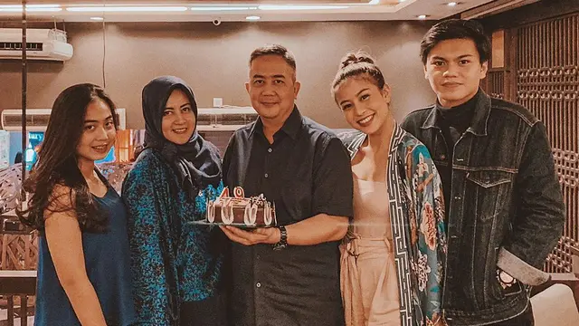 Jarang Terekspos, Ini 6 Momen Kebersamaan Awkarin dengan Ibunda