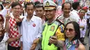 Warga berebut foto bersama seorang pria berwajah mirip Presiden Joko Widodo (Jokowi) di sekitar lokasi akad nikah Kahiyang Ayu dengan Bobby Nasution, Solo, Rabu (8/11). Pria asal Jakarta tersebut bernama Reza Sri Mulyadi. (Liputan6.com/Angga Yuniar)