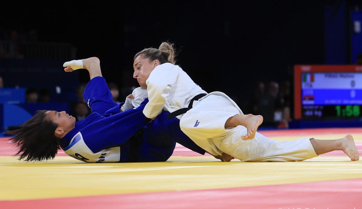 <p>Atlet judo putri Indonesia, Maryam March Maharani (kiri) dijatuhkan pejudo Kosovo, Distria Krasniqi pada laga babak 16 besar kelas 52 kg putri Olimpiade Paris 2024 di Champ-de-Mars Arena, Paris, Minggu (28/7/2024). Maryam March Maharani kalah 0-10. (Dok. NOC Indonesia/Naif Muhammad Al'as)</p>